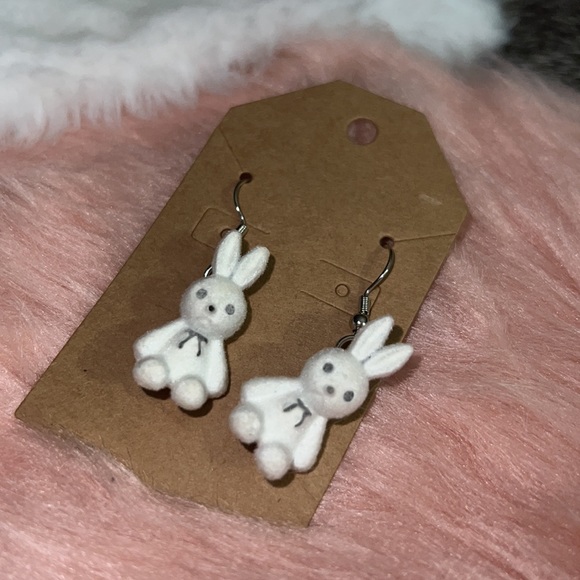 Felt rabbit earrings, fuzzy bunny earrings white and silver nickel free - Picture 6 of 6